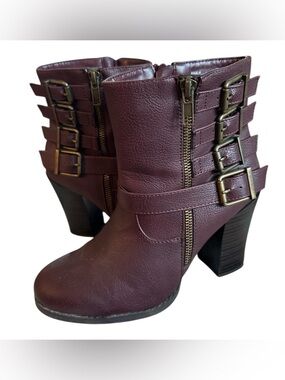JustFab Moto Heeled Ankle Boots Burgundy Plum Buckle Detail | Size 7